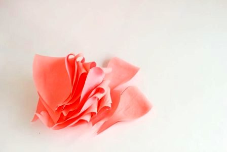 розы из гофрированной бумаги фото