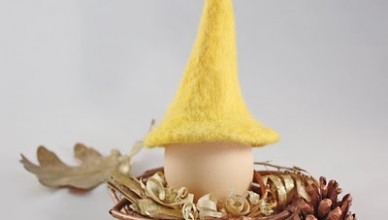 Пасхальные яйца в шапочках гномов